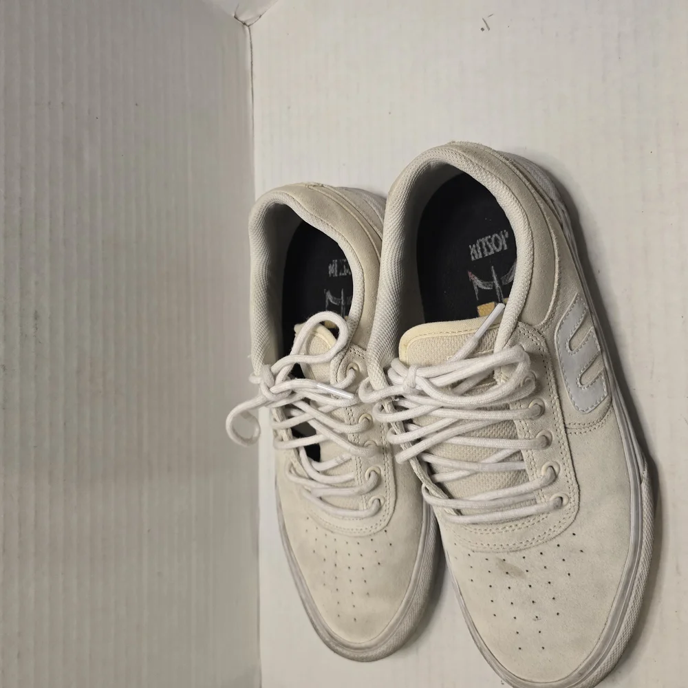 Etnes‎ White Sneakers with Textured Upper and Cushioned Sole